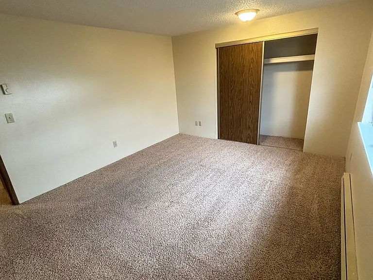 1 Bedroom 1 Bathroom at Hollywood Park Apartments — Photo 6