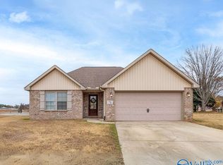 74 Weeping Willow Ln, Decatur, AL 35603