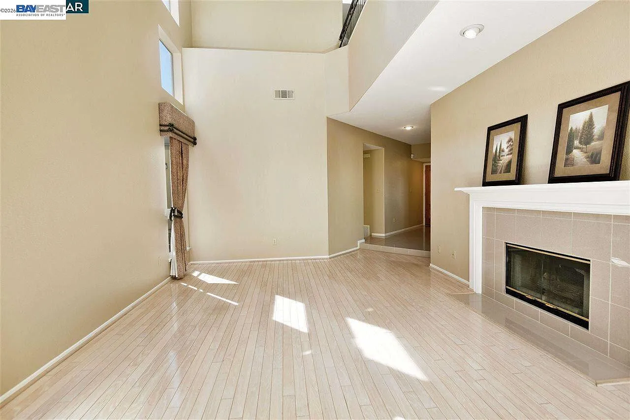 3 bed, 2200 sqft, $4,700 — Photo 4