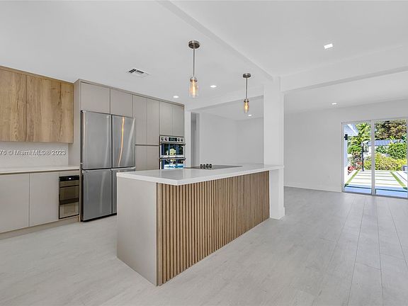 4th image of 565 NE 105th St