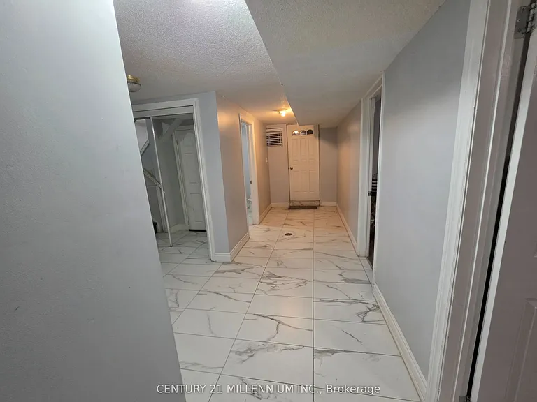 23 Malcolm Cres — Photo 10