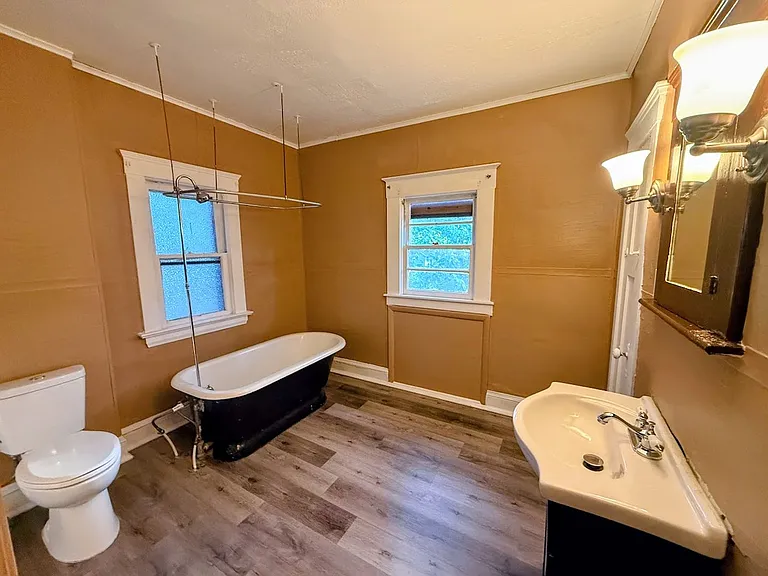 638 Merton Ave — Photo 10
