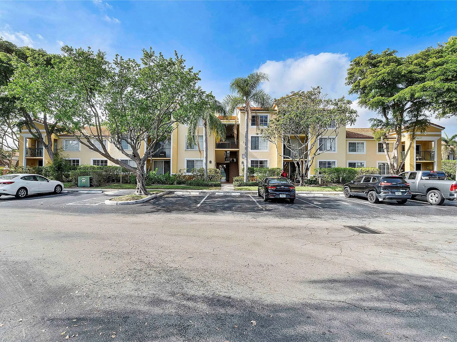 2 bed, 2.0 bath, 1105 sqft, $2,200 — Photo 2