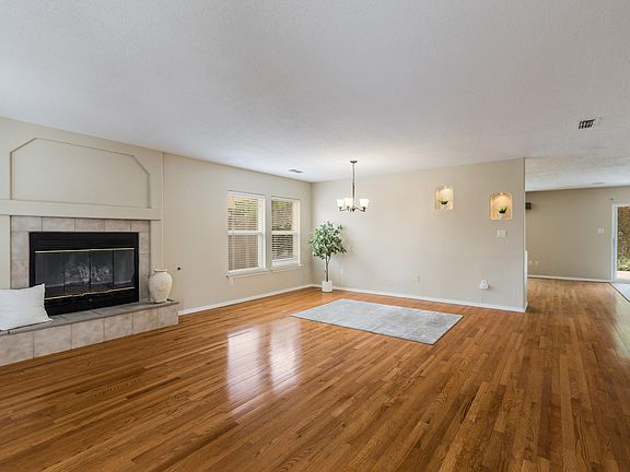 5th image of 7220 Toulon Dr NE