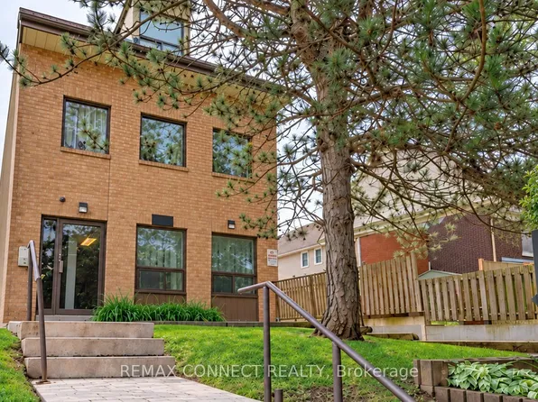 4872 Valley Way #303, Niagara Falls, ON L2E 1W3