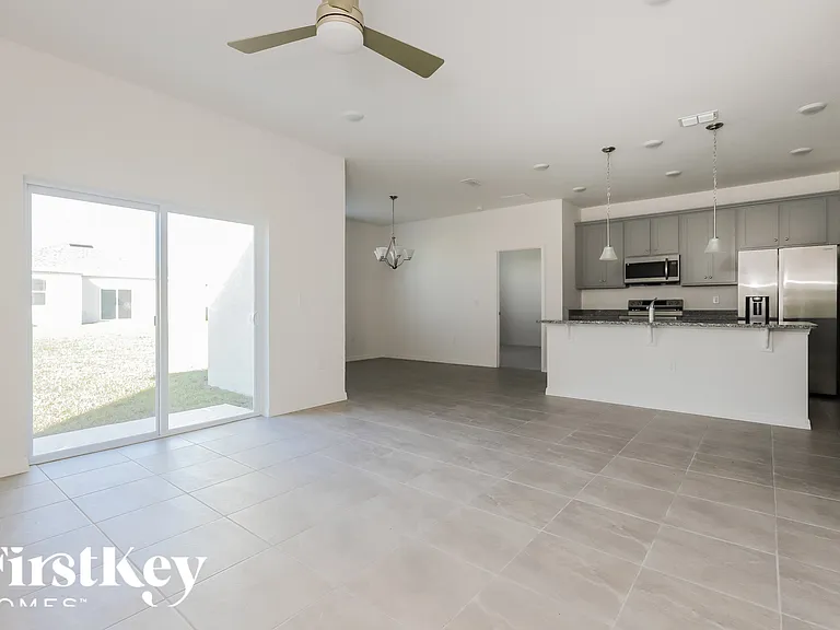 414 Reina Way — Photo 3