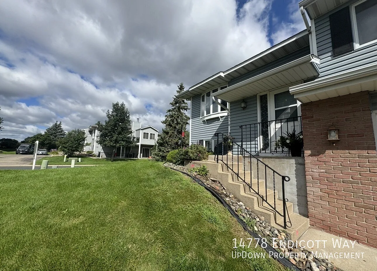 Discover Spacious Comfort in Apple Valley: Elegant 2-Bed, 2-Bath Townhouse on Endicott Way! — Photo 2