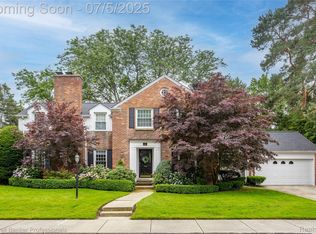17 Colonial Rd, Grosse Pointe Shores, MI 48236
