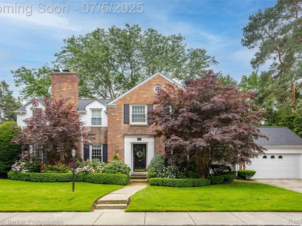 17 Colonial Rd, Grosse Pointe Shores, MI 48236