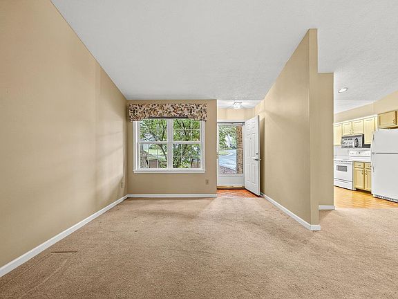 5th image of 127 Emerald Dr