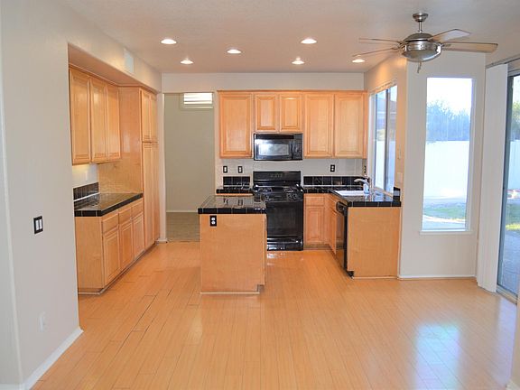 4th image of 948 Villa Montes Cir