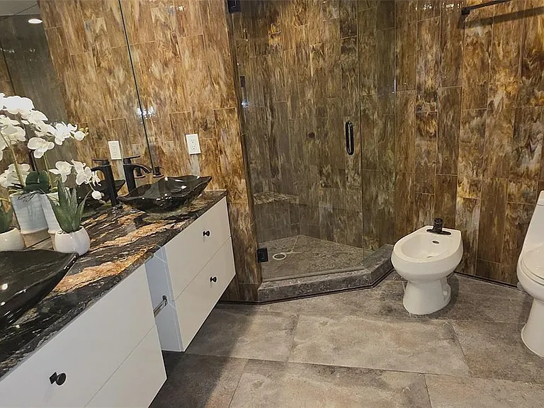300 S Pointe Dr #908 — Photo 18