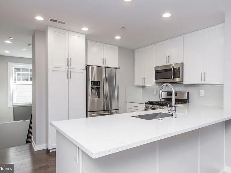 720 S Sartain St #1 — Photo 3