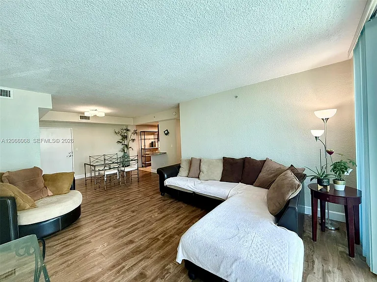 7501 E Treasure Dr #3H — Photo 14