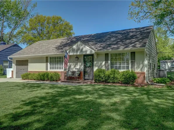 2214 W 77th St, Prairie Village, KS 66208