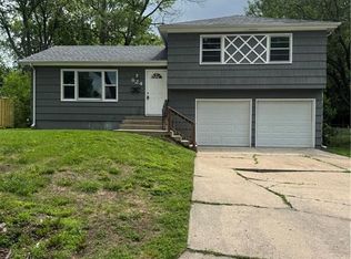 824 SW Pleasant Dr, Lees Summit, MO 64081