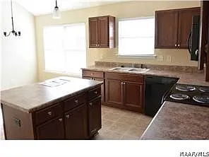 570 Chatsworth Dr — Photo 3