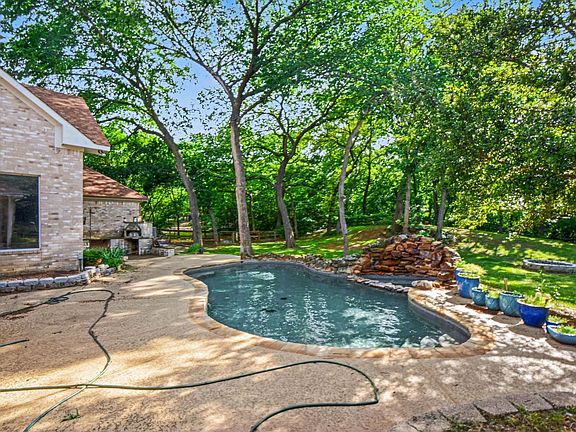 3rd image of 3821 Park Bend Dr