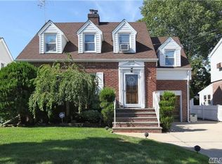 10 Buckingham Rd, Merrick, NY 11566