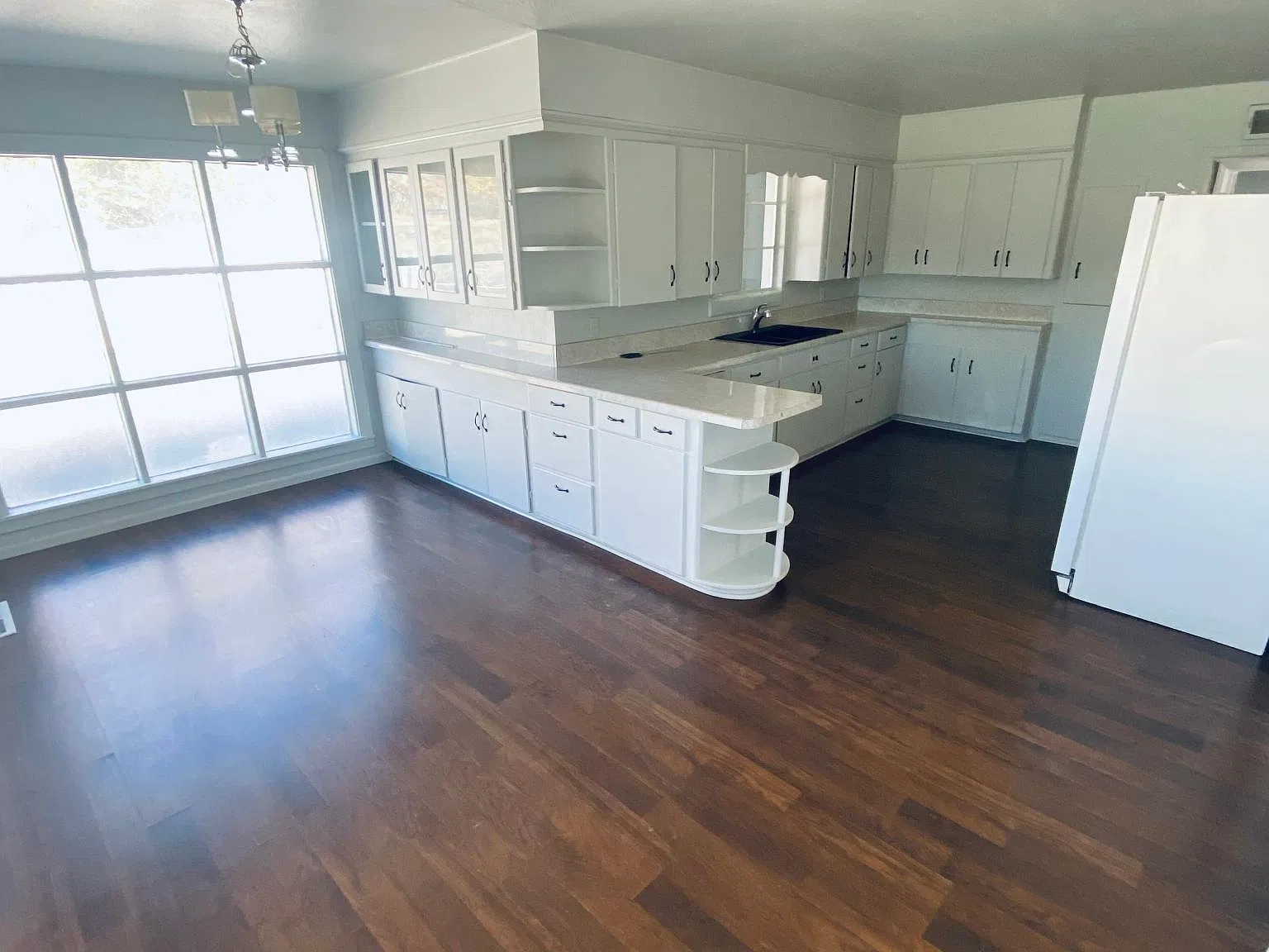 511 W Apache St — Photo 2