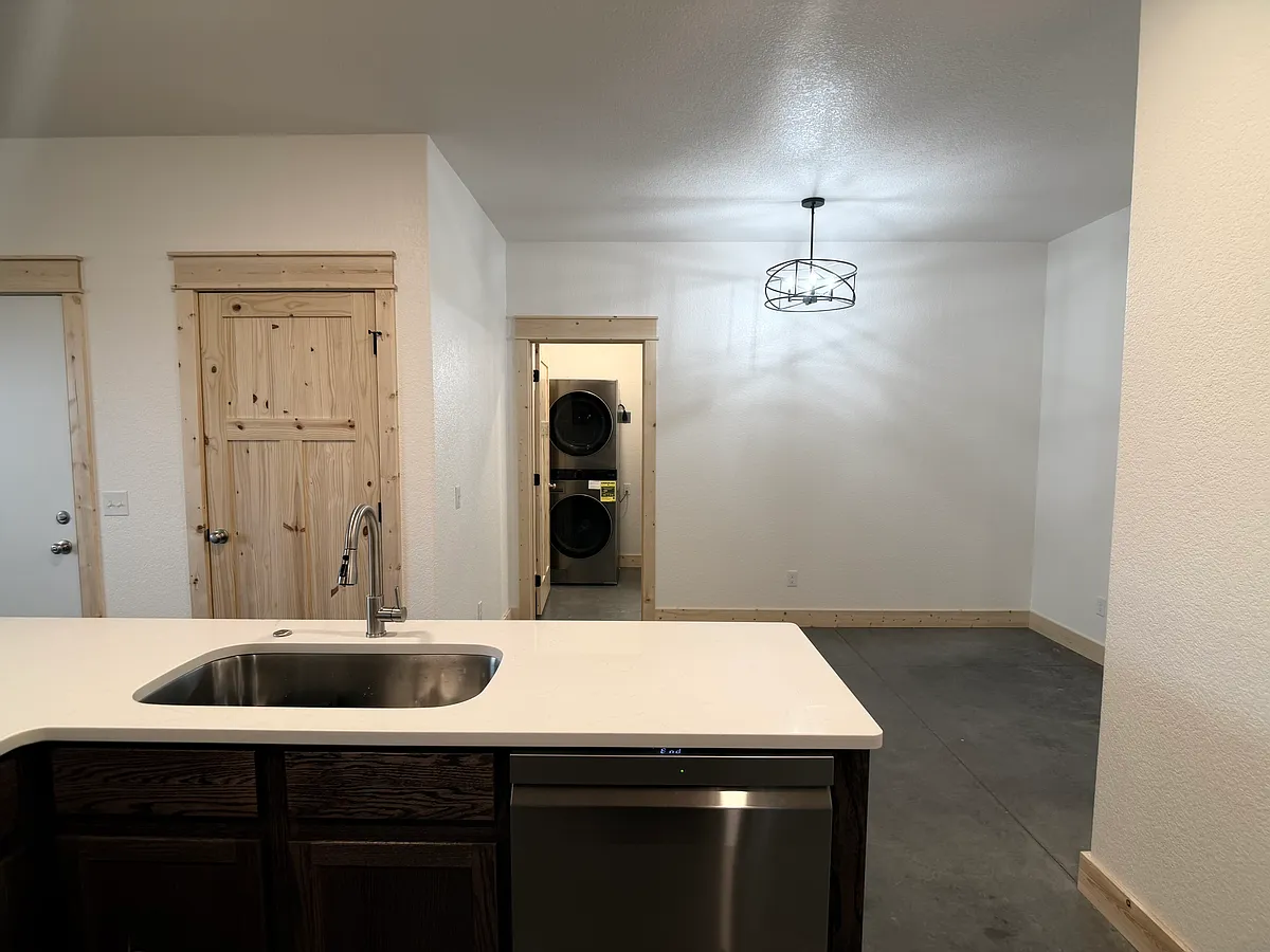 Building Photo - 686 Valley View Dr