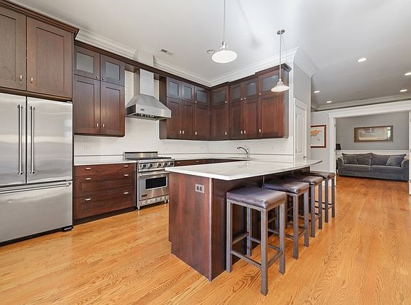 3rd image of 3811 N Lincoln Ave APT 3A