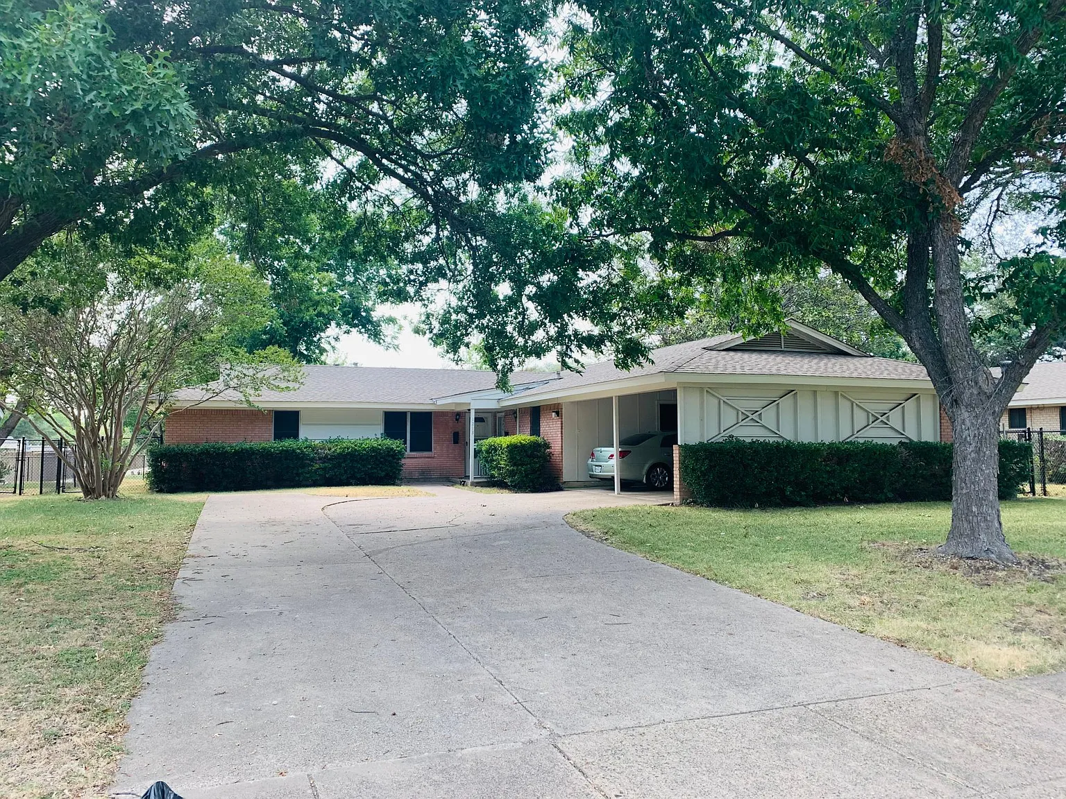 1213 Hampshire Ln — Photo 1