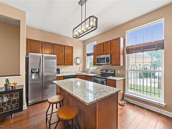 5th image of 31 Grandview Dr