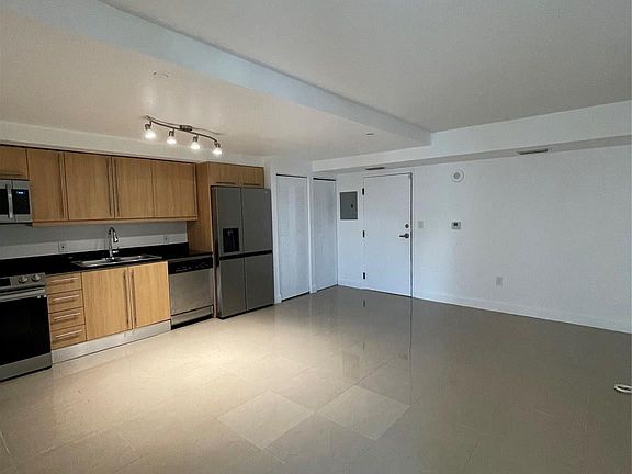 4th image of 7600 Collins Avenue #914