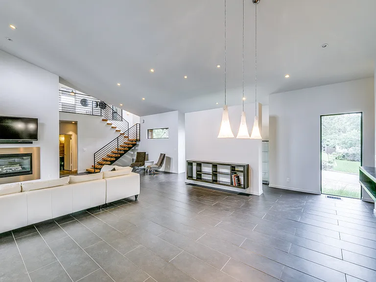 919 Knott Pl — Photo 2