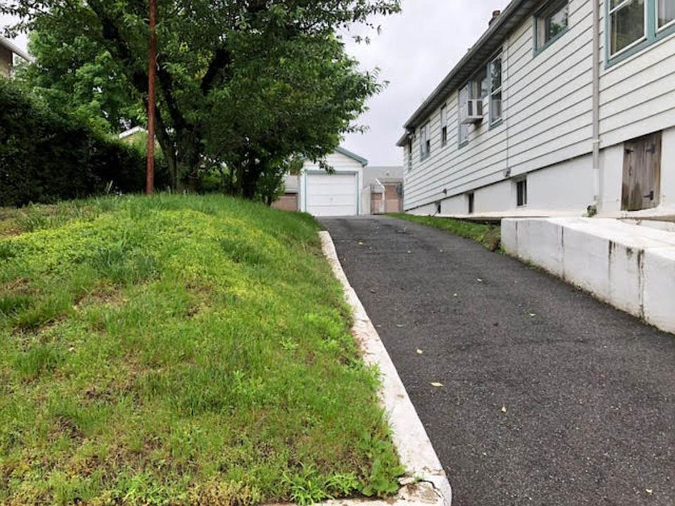 2nd image of 2003 Clove Rd