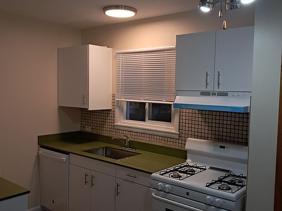 3rd image of 610 Westmoreland Dr APT B