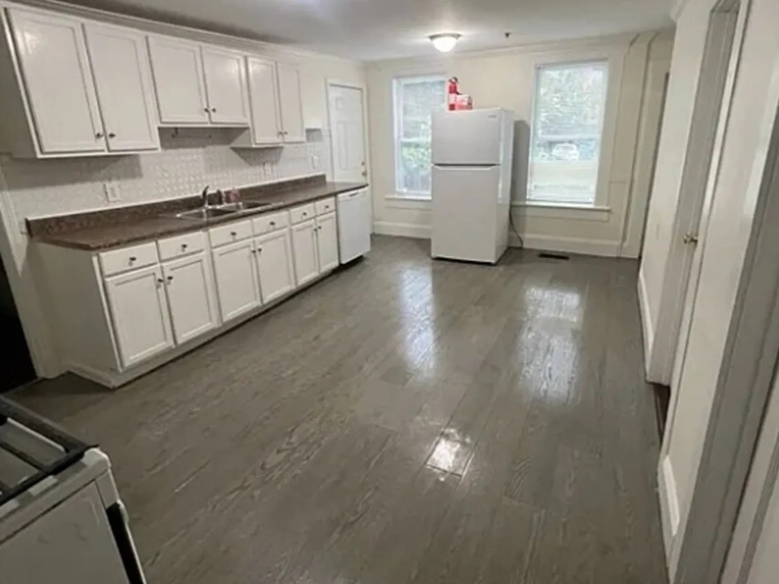 3 bed, 1100 sqft, $2,300 — Photo 2