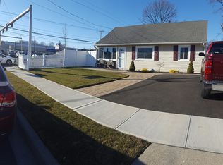 2 Island St, Plainview, NY 11803