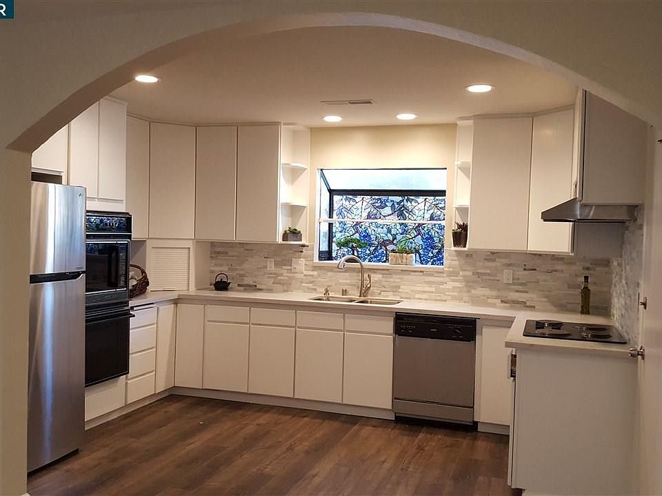 2nd image of 3921 Bayview Cir