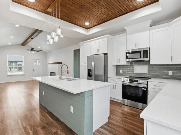 5718 Barkridge Dr, Granbury, TX 76048