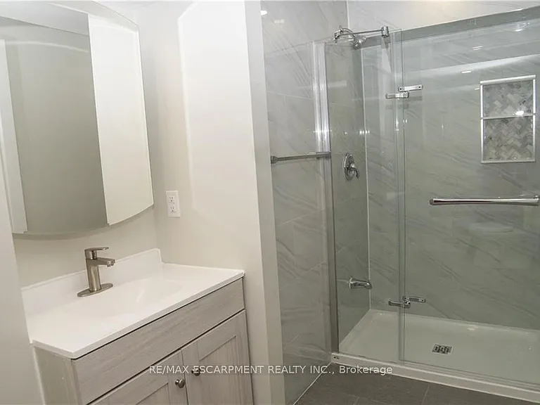 43 Fleming Cres #LOWER — Photo 7