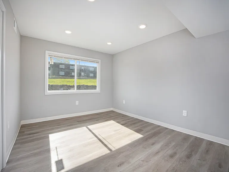Palisades Apartments — Photo 12