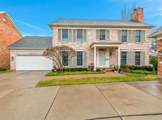 930 Lochmoor Pl, Grosse Pointe Woods, MI
