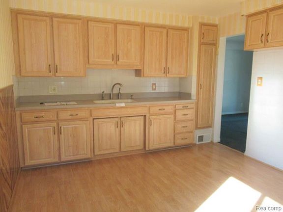 5th image of 25563 Wagner Ave