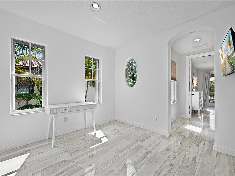 877 Taft Ct — Photo 18