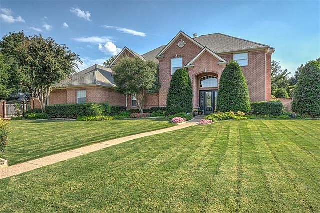 1st image of 2803 Red Oak Ct E
