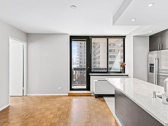 3rd image of 250 E 40th St APT 7E