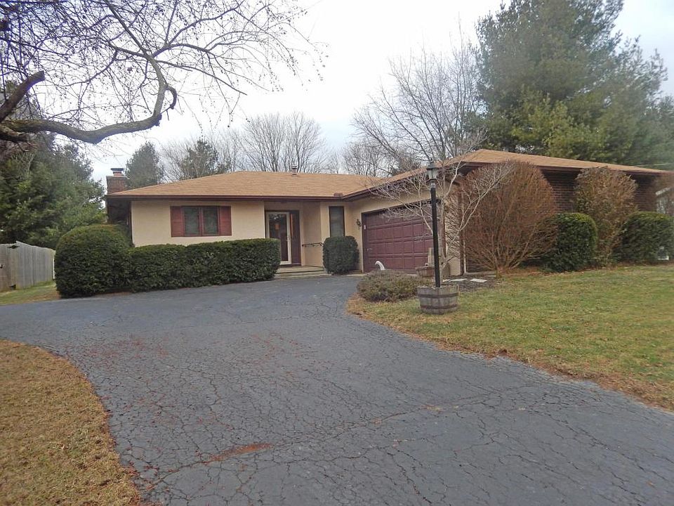 1st image of 2466 Chickasaw Dr