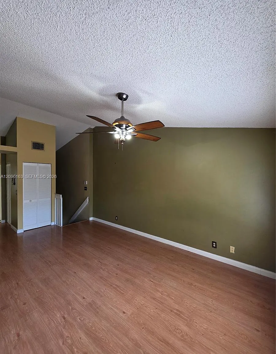 Colony Courts Condominium — Photo 4