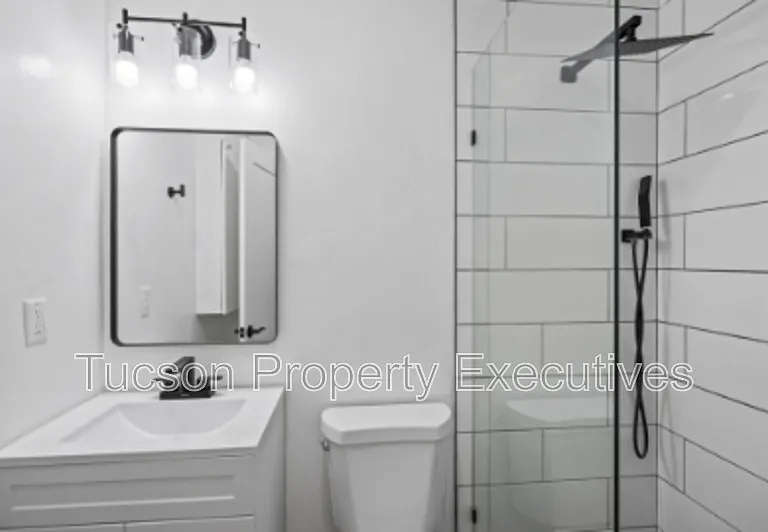 824 E 10th St #L — Photo 8