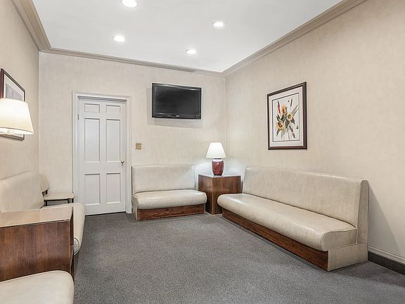 5th image of 23 E 79th St
