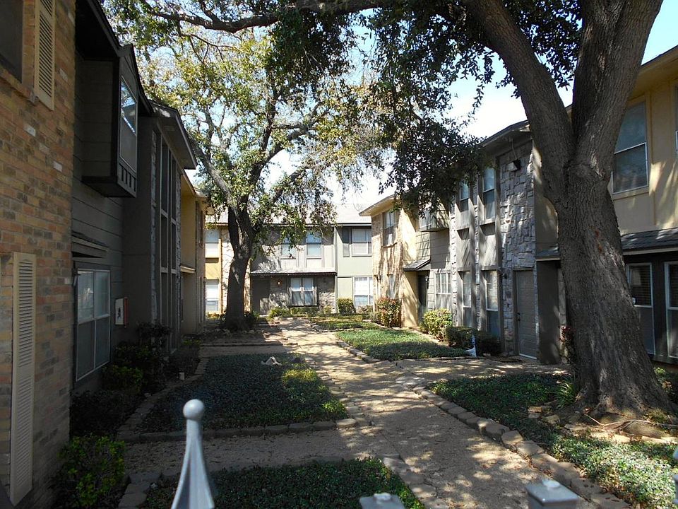 2 Bed / 2.5 Bath