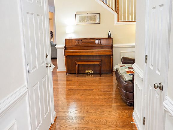 3rd image of 606 Bartlett Cir
