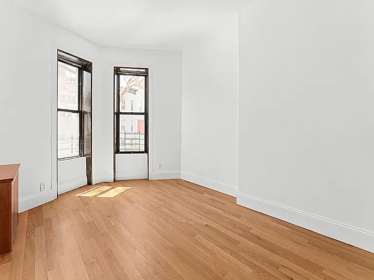 653 De Graw St #1 — Photo 4